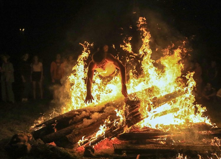 ഭാര്യയുടെ ചിതയില്‍ ചാടി 65കാരന്‍ മരിച്ചു